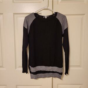 Jaye.e. black/silver metallic high/low lightweight sweater